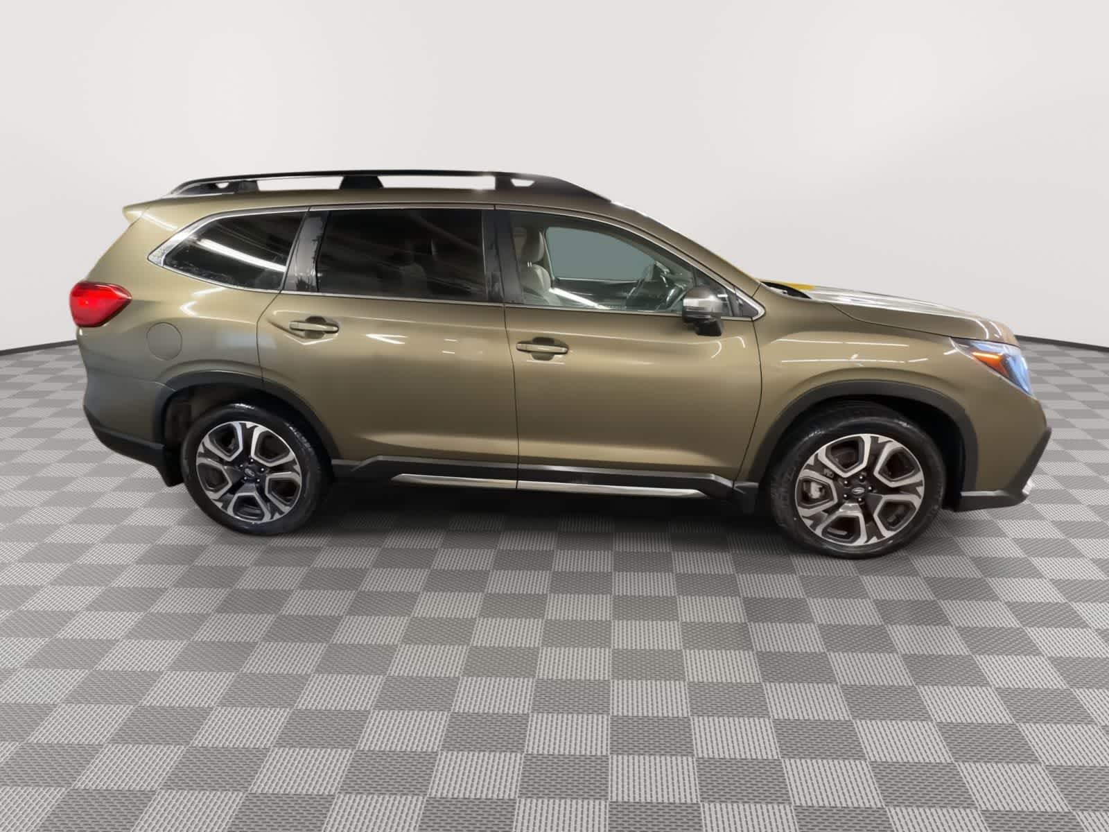 View vehicle photo 3