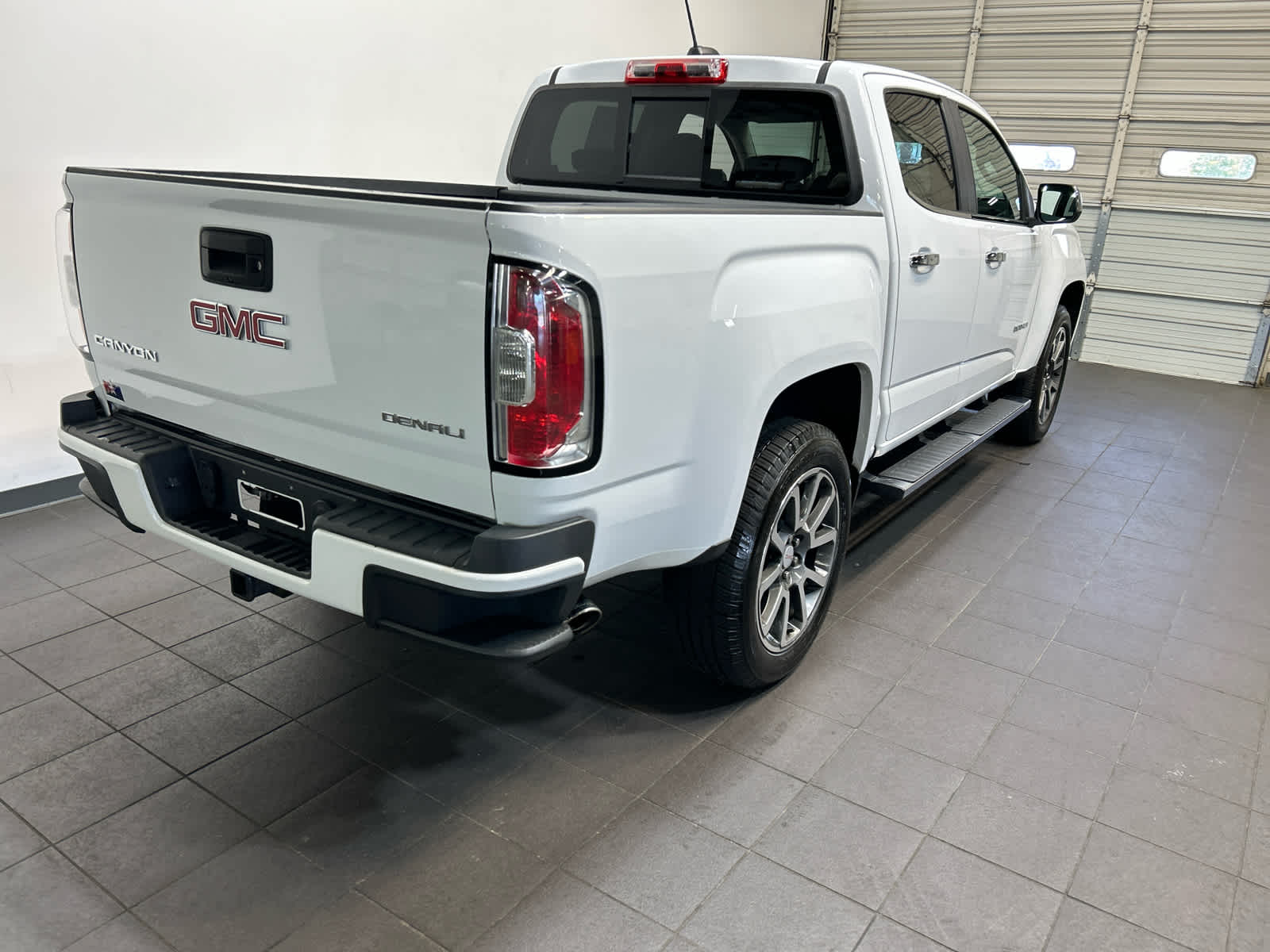View vehicle photo 3