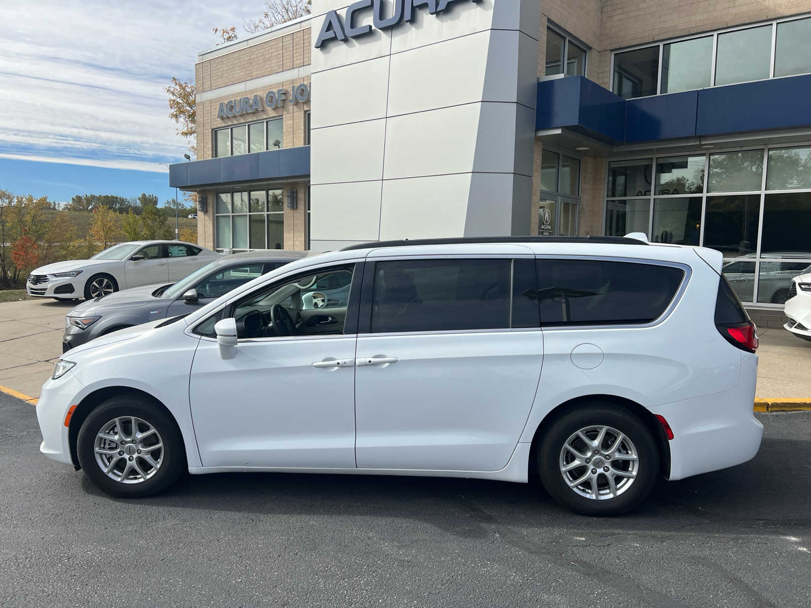 2022 Chrysler Pacifica Touring L 2