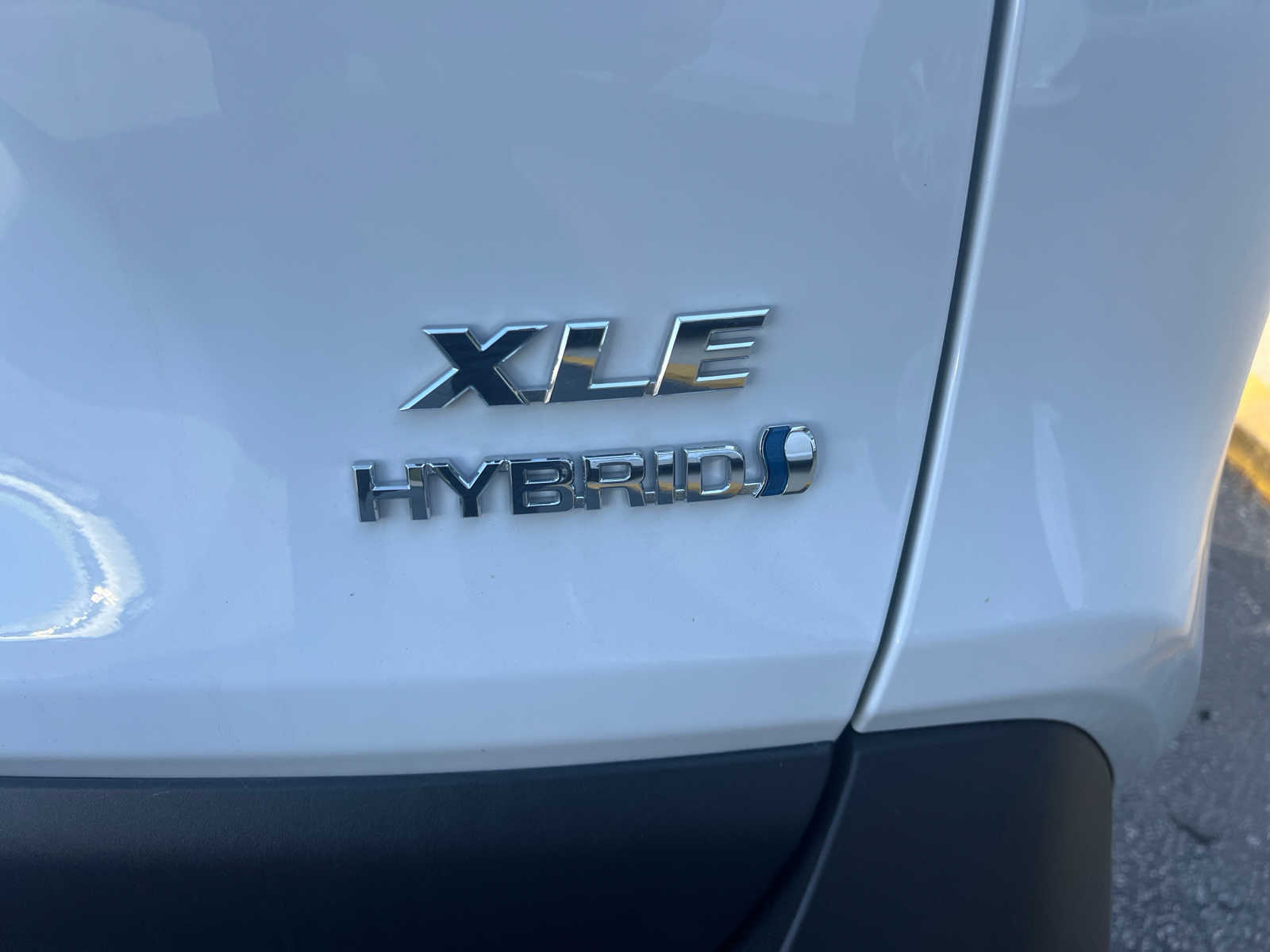 2024 Toyota RAV4 Hybrid XLE 18