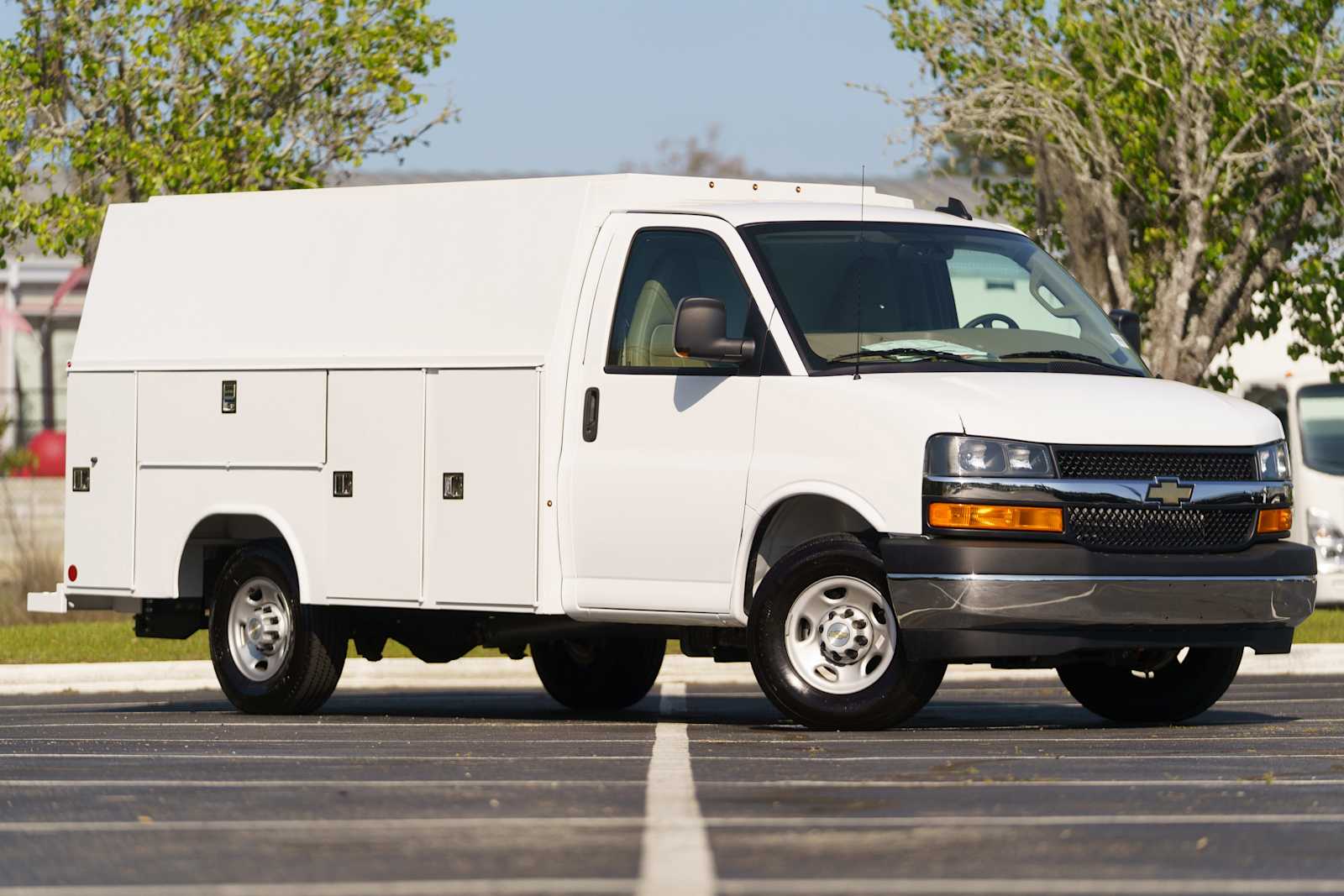 Summit White 2025 Chevrolet Express Chassis 3500 Cutaway 139 Van Rear-Wheel Drive 8-Speed Automatic