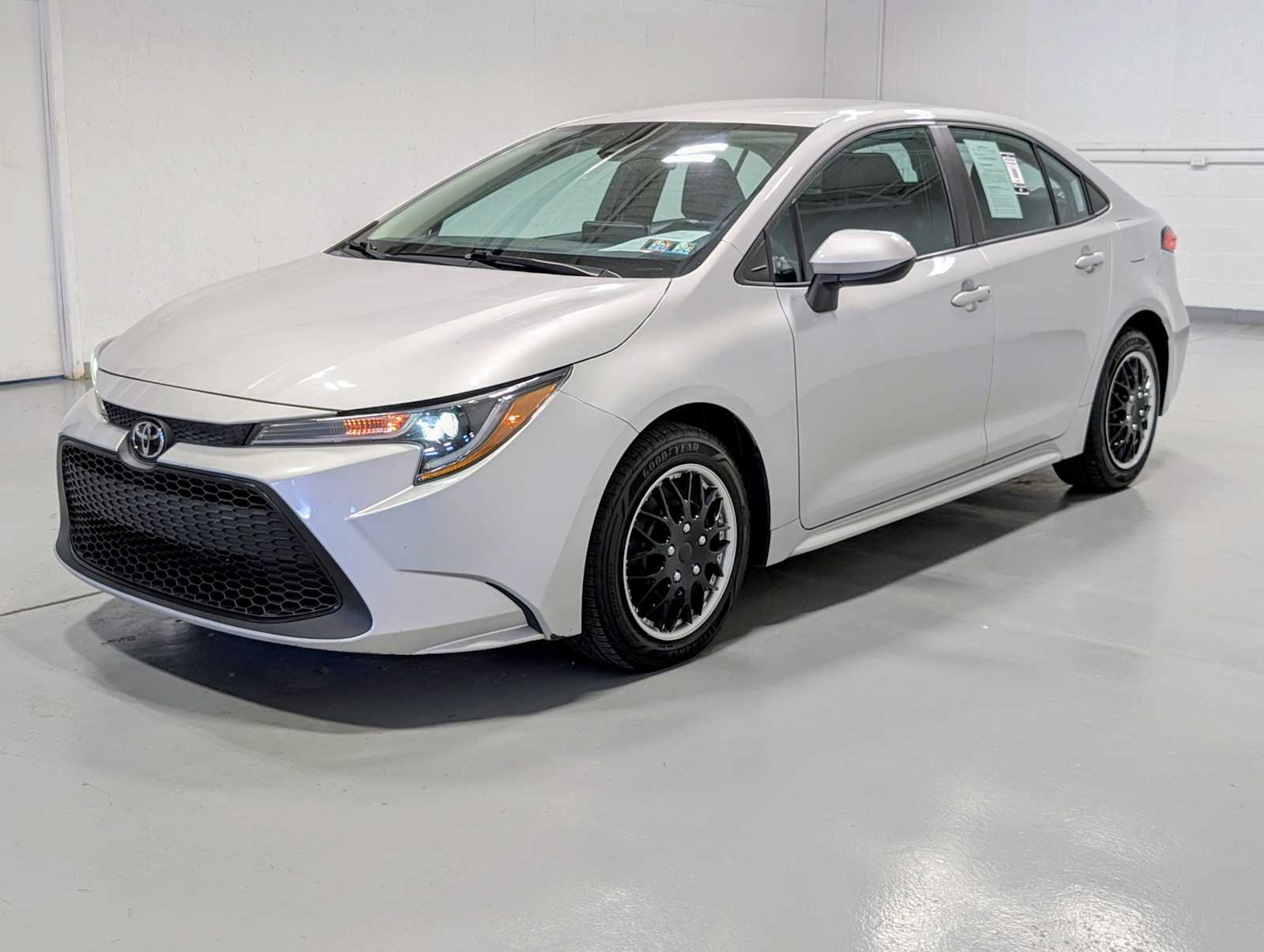Classic Silver Metallic 2021 Toyota Corolla LE FWD Sedan Front-Wheel Drive Continuously Variable Transmission