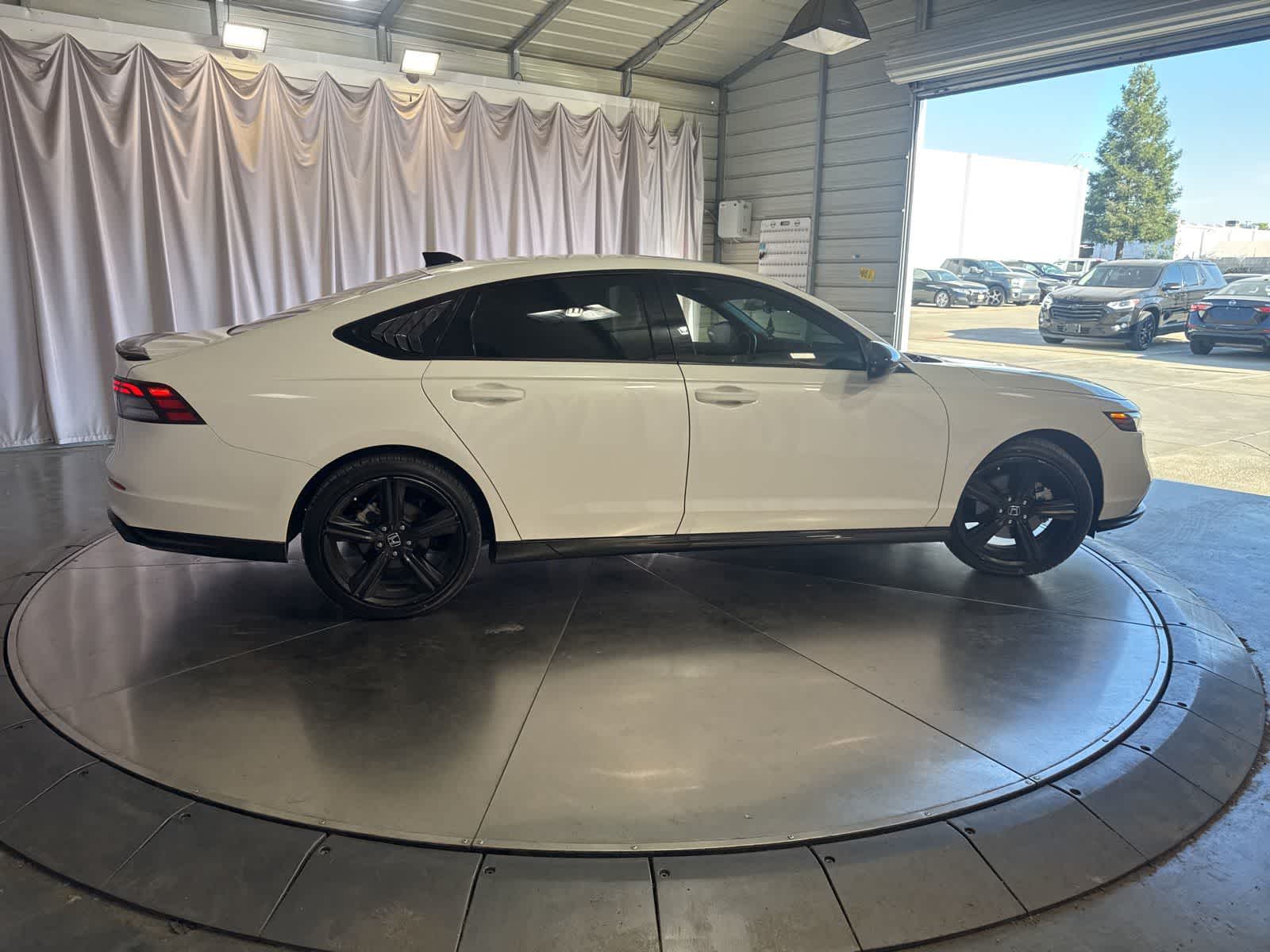 View vehicle photo 4
