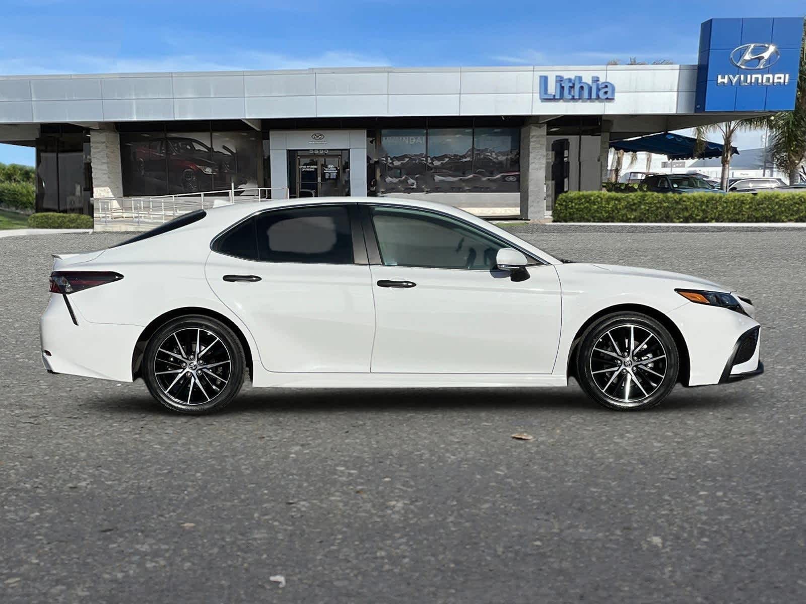 2023 Toyota Camry Hybrid SE 8