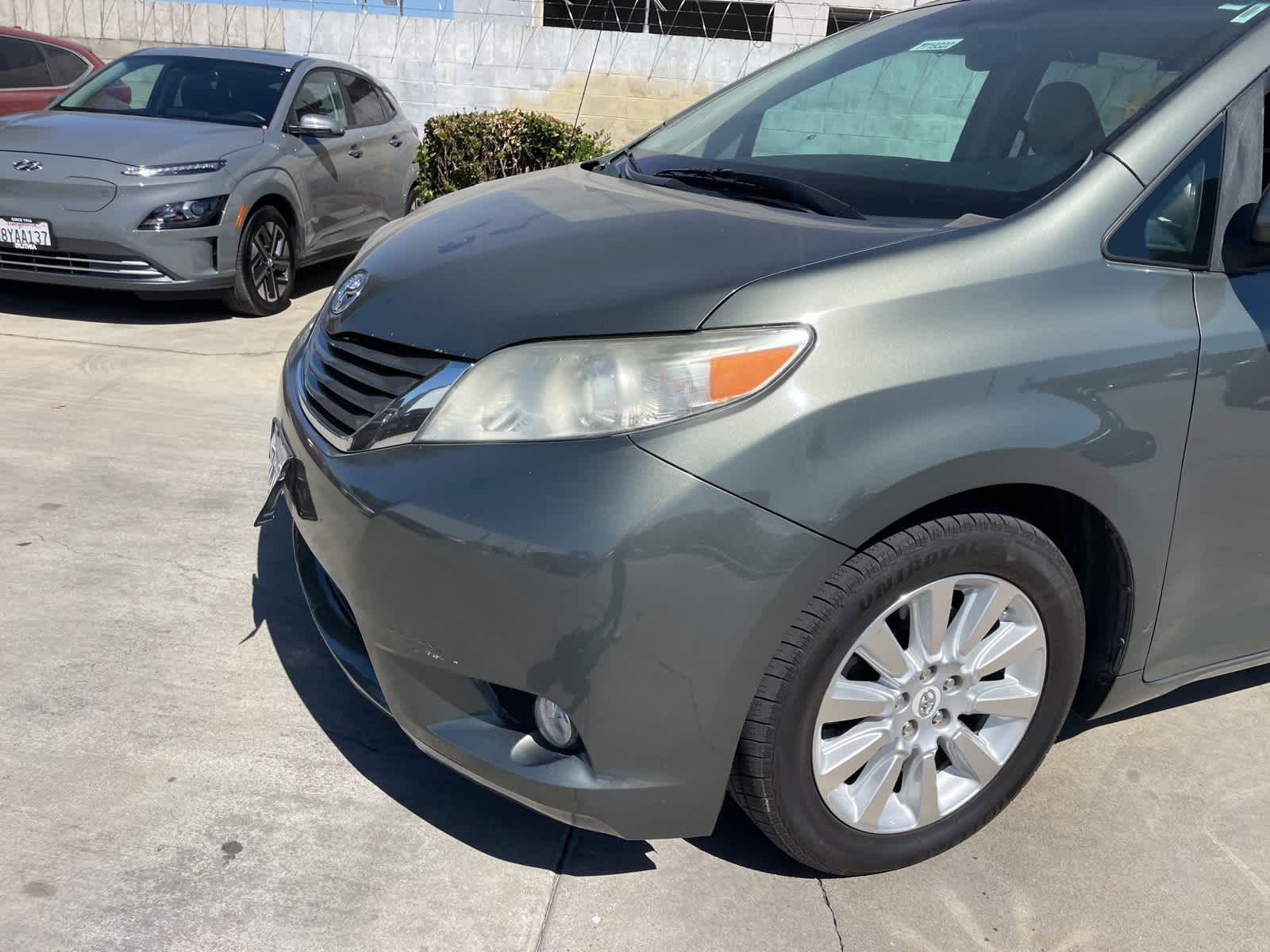 2011 Toyota Sienna XLE 10