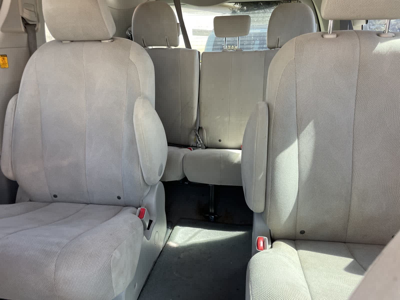 2011 Toyota Sienna BASE 21