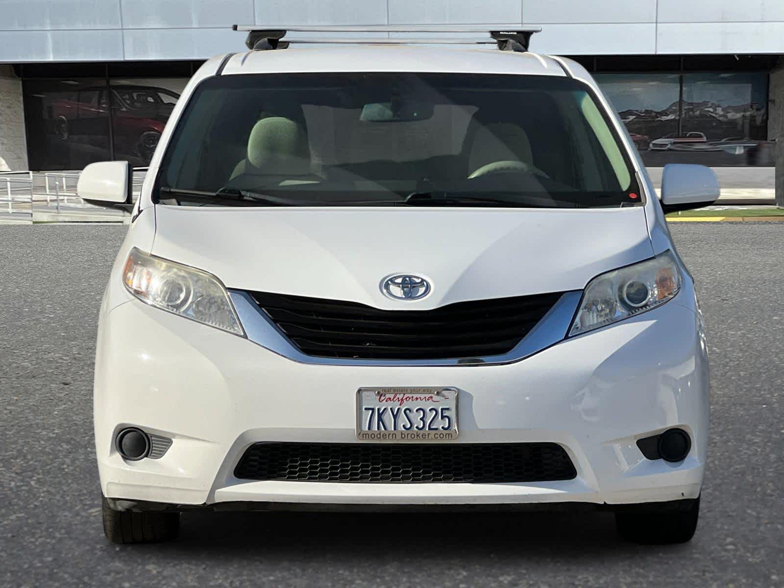 2014 Toyota Sienna LE 10