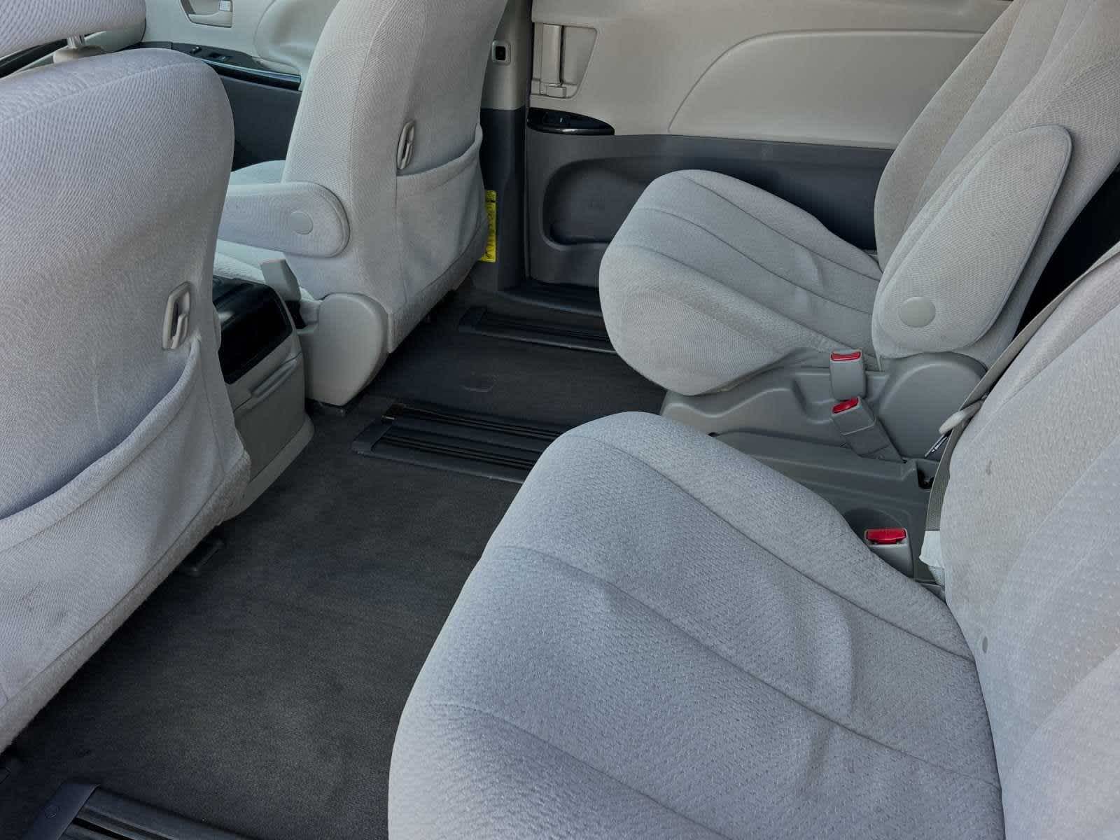 2014 Toyota Sienna LE 4