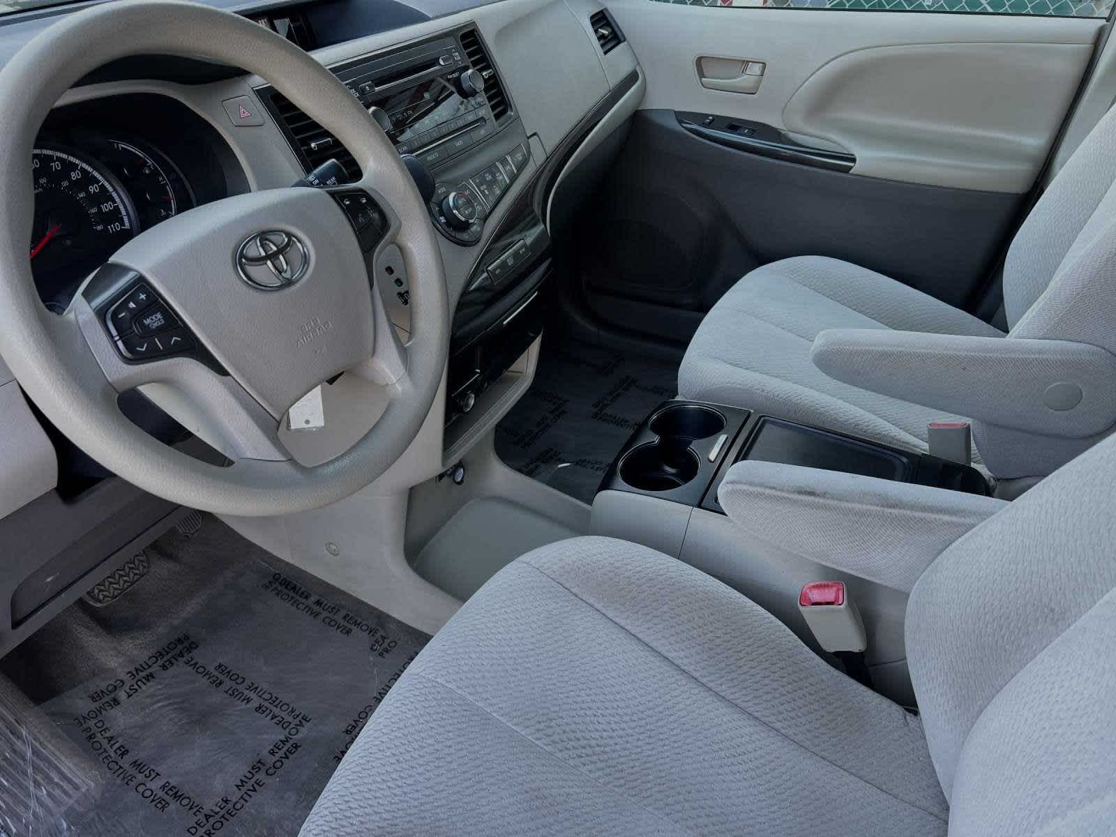 2014 Toyota Sienna LE 11