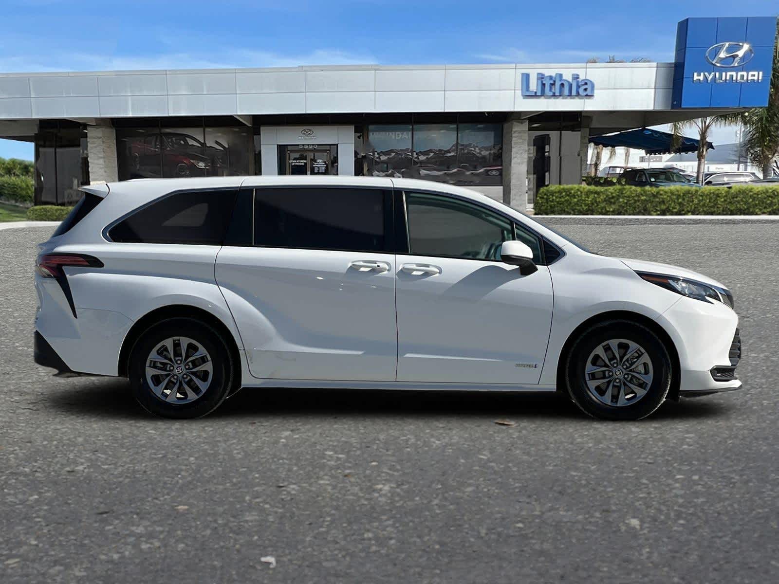 2021 Toyota Sienna LE 8