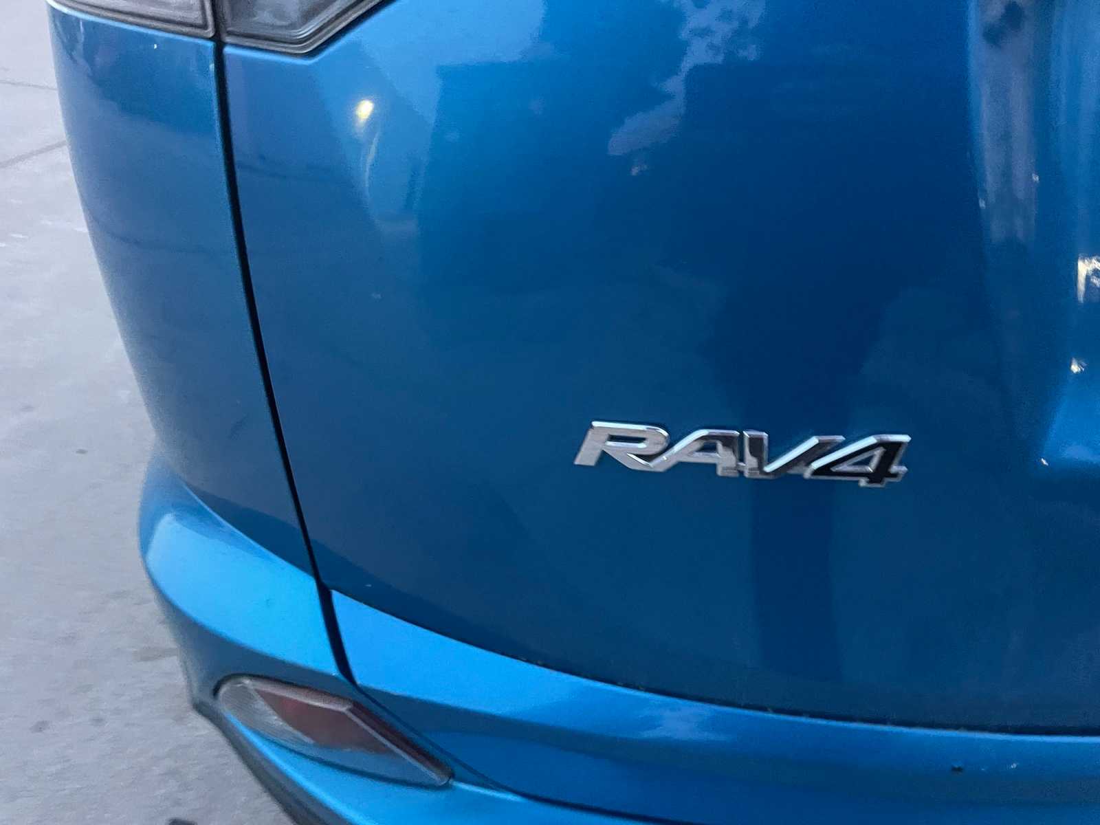 2016 Toyota RAV4 Hybrid Limited 16