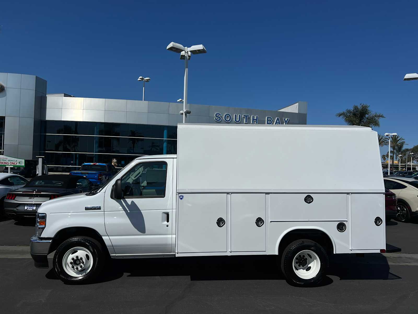 2025 Ford E-Series Cutaway 