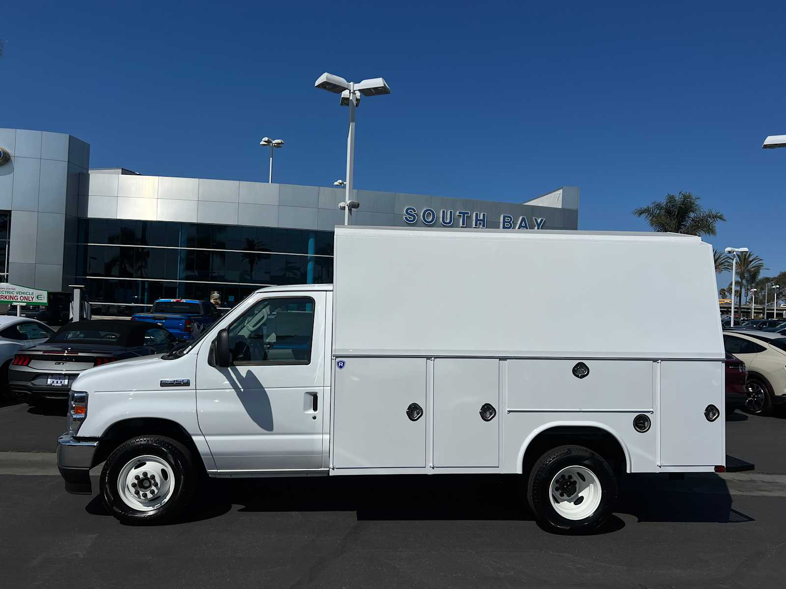 2025 Ford E-Series Cutaway 
