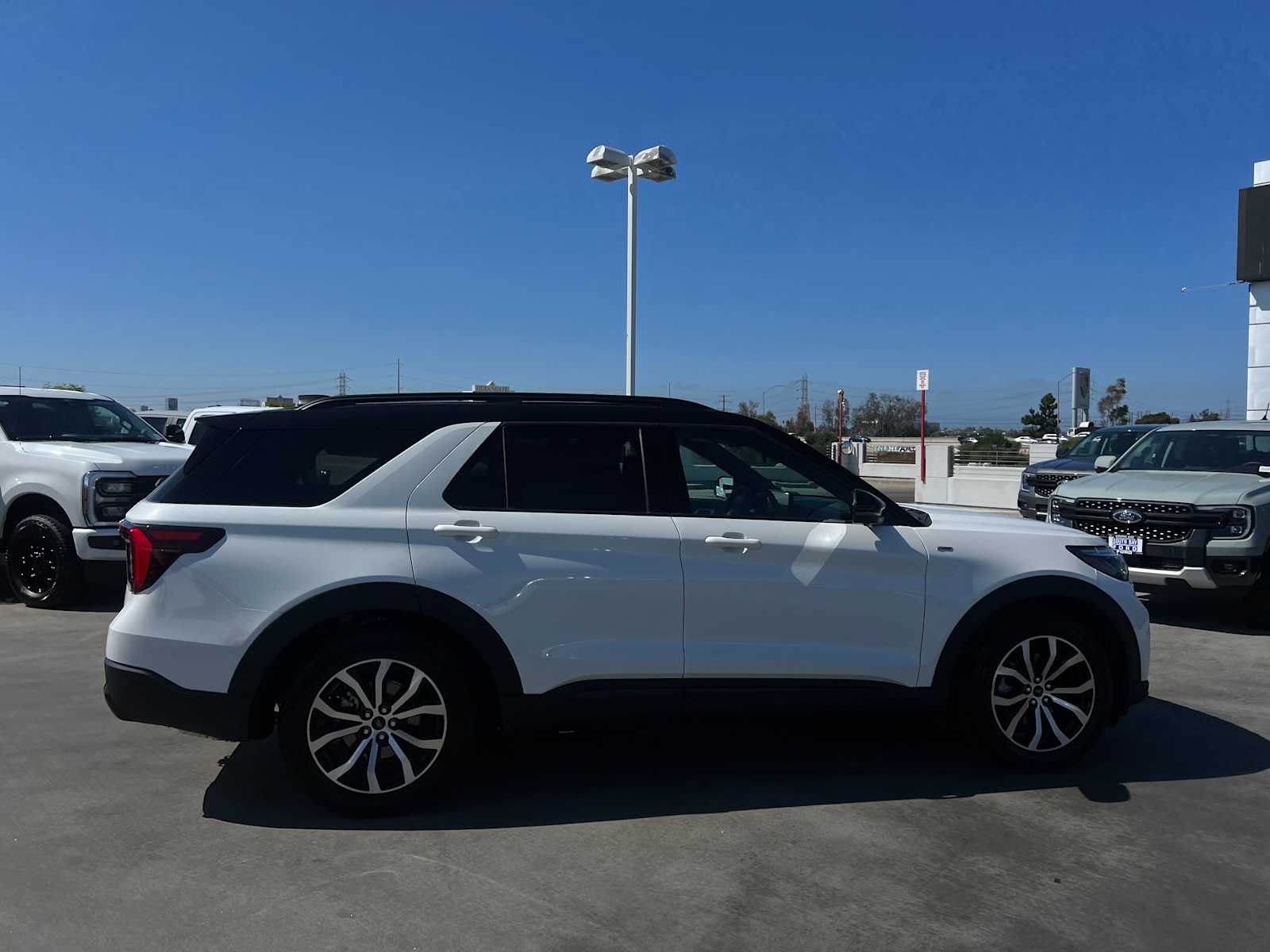 2025 Ford Explorer ST-Line