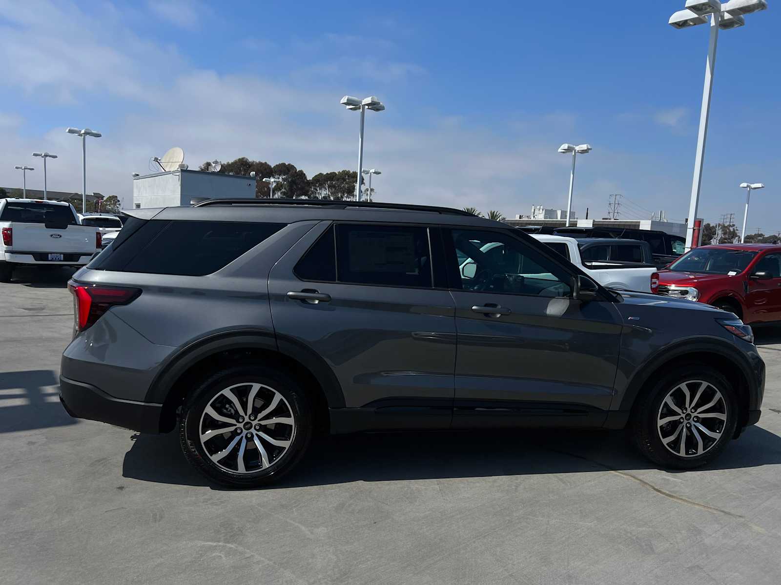 2025 Ford Explorer ST-Line