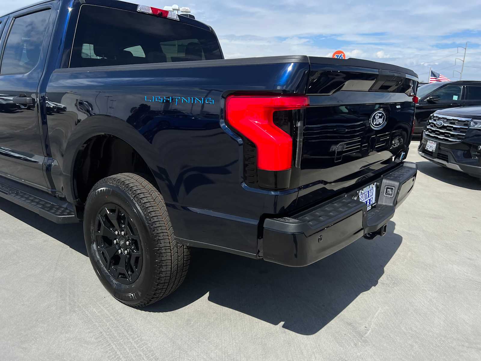 2025 Ford F-150 Lightning XLT photo 35