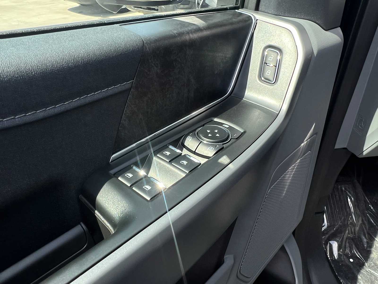 2025 Ford F-150 Lightning XLT photo 36
