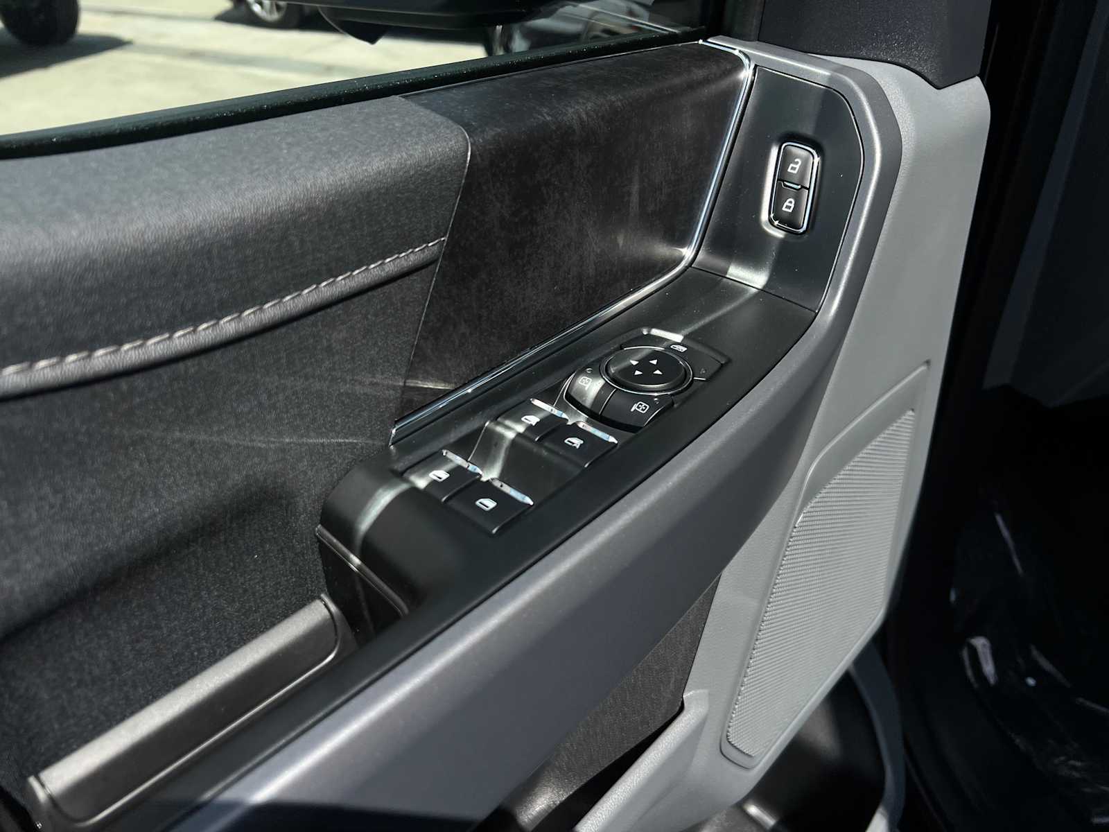 2025 Ford F-150 Lightning XLT photo 43