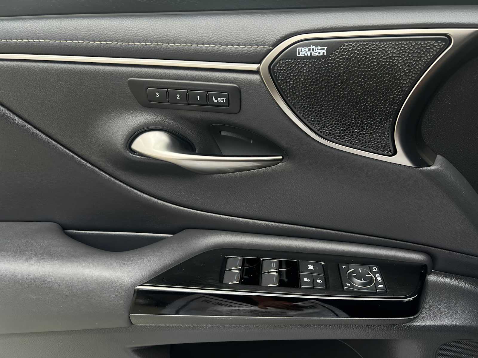 2023 Lexus ES Luxury