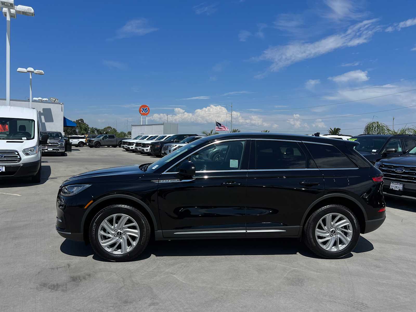 2023 Lincoln Corsair Standard photo 2