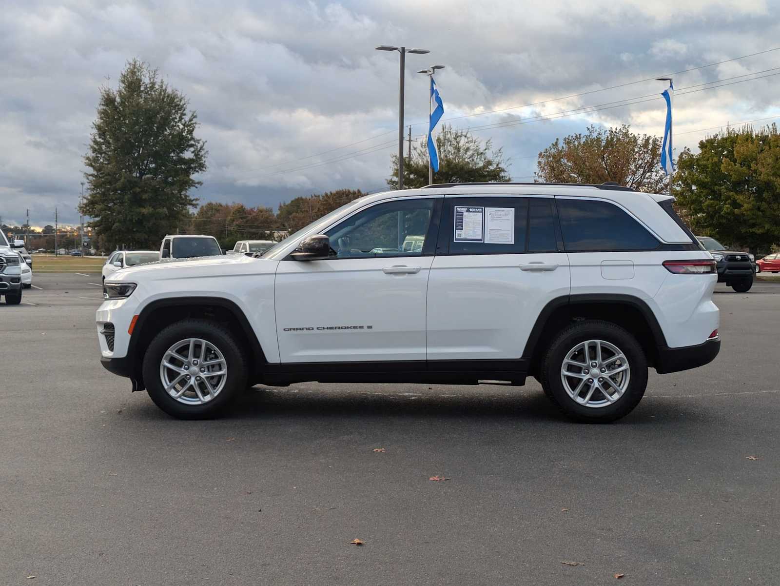 2023 Jeep Grand Cherokee Laredo 6