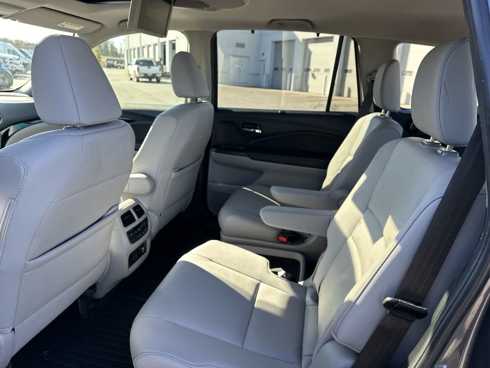 2022 Honda Pilot Touring 7-Passenger 32