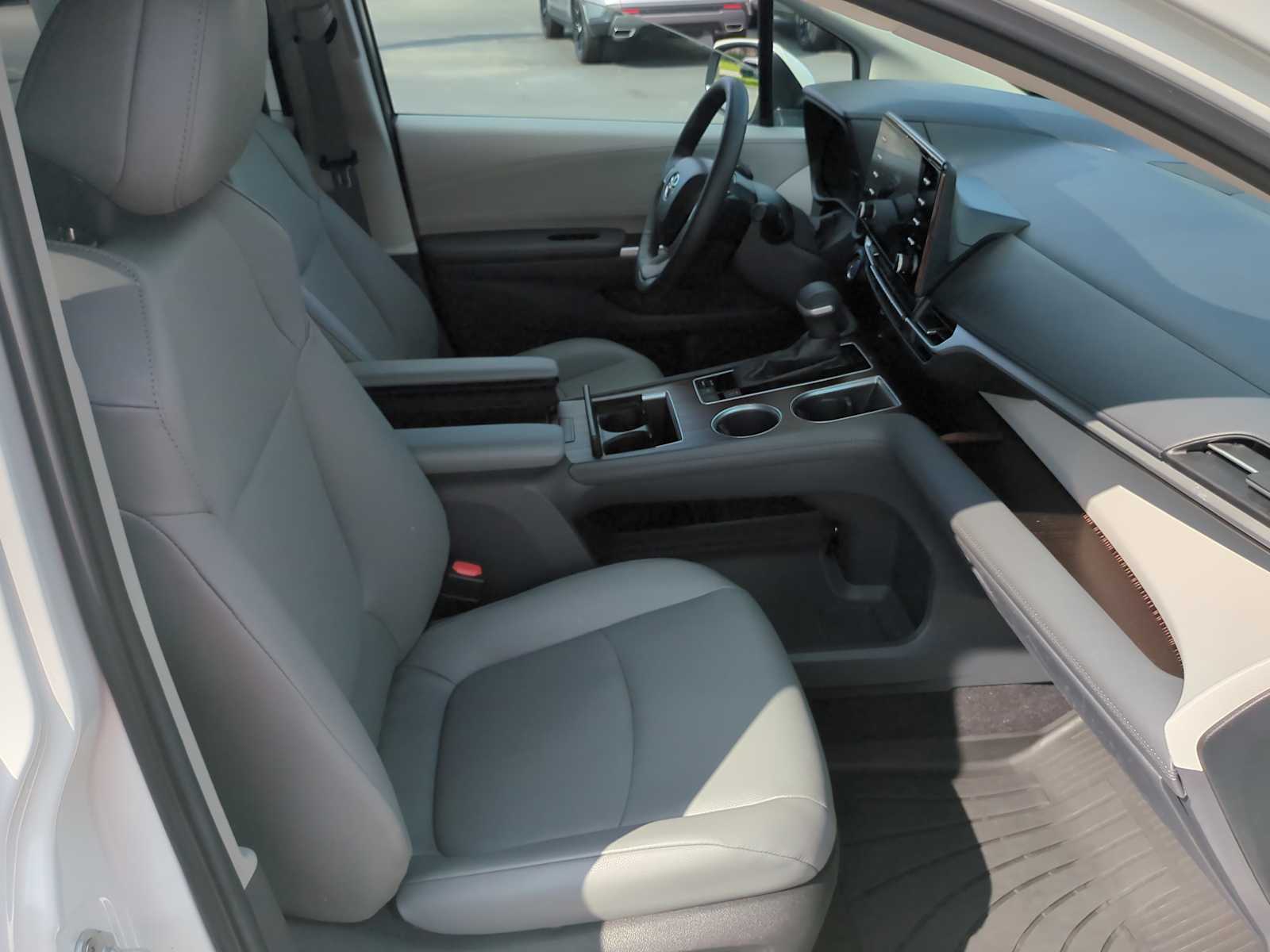 2023 Toyota Sienna XLE 30