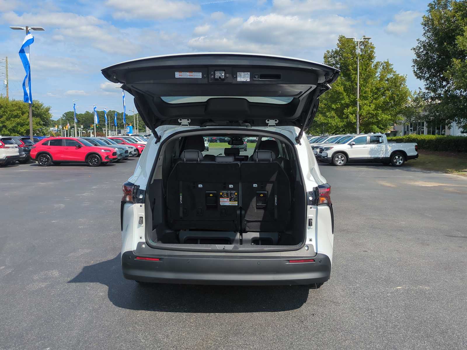 2023 Toyota Sienna XLE 28