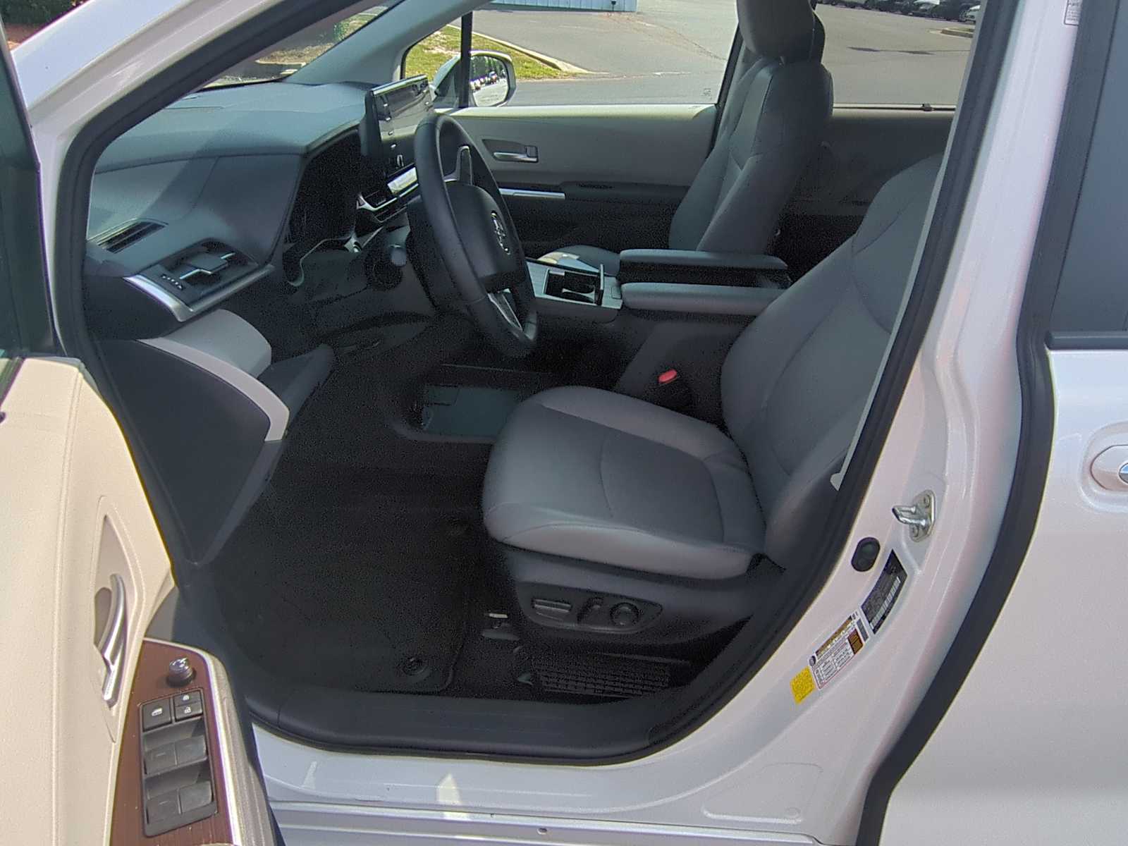 2023 Toyota Sienna XLE 15