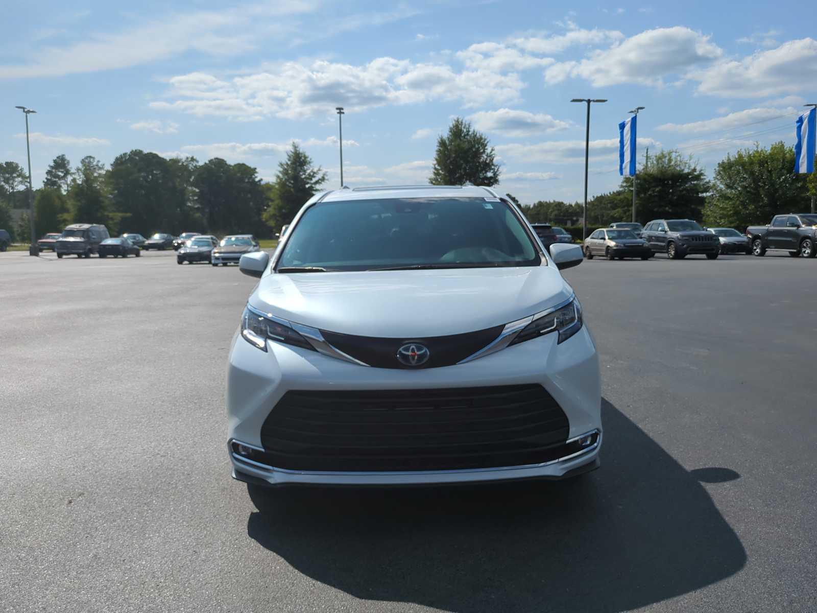 2023 Toyota Sienna XLE 3