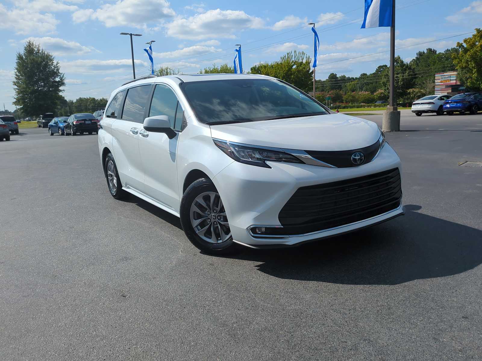 2023 Toyota Sienna XLE 2