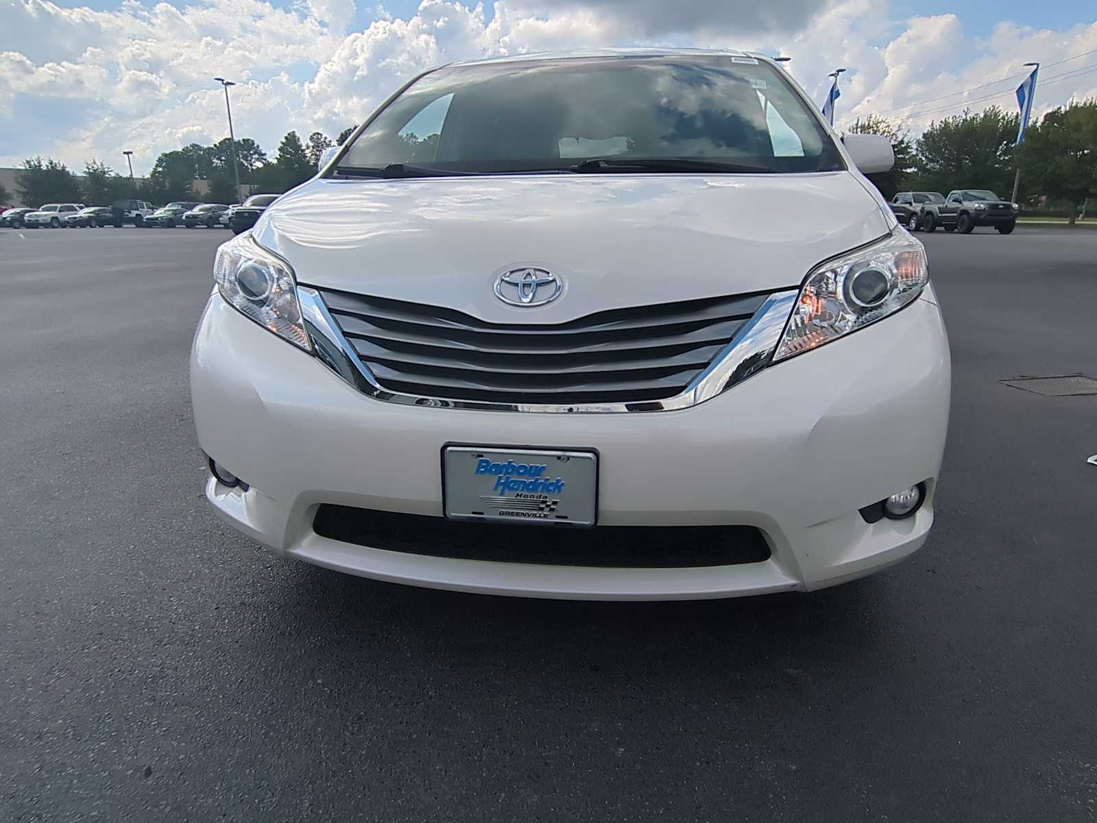 2017 Toyota Sienna XLE 3