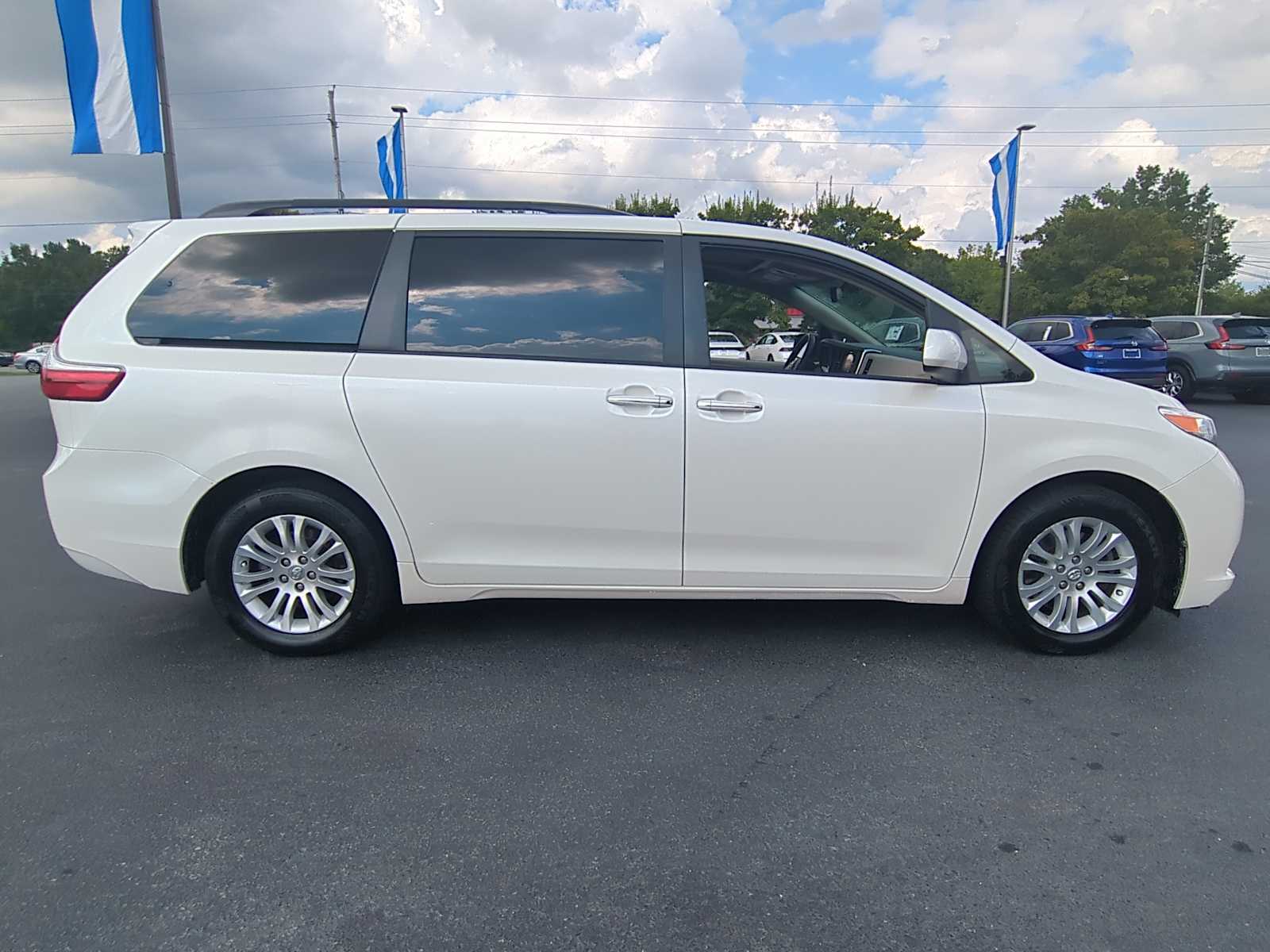 2017 Toyota Sienna XLE 9