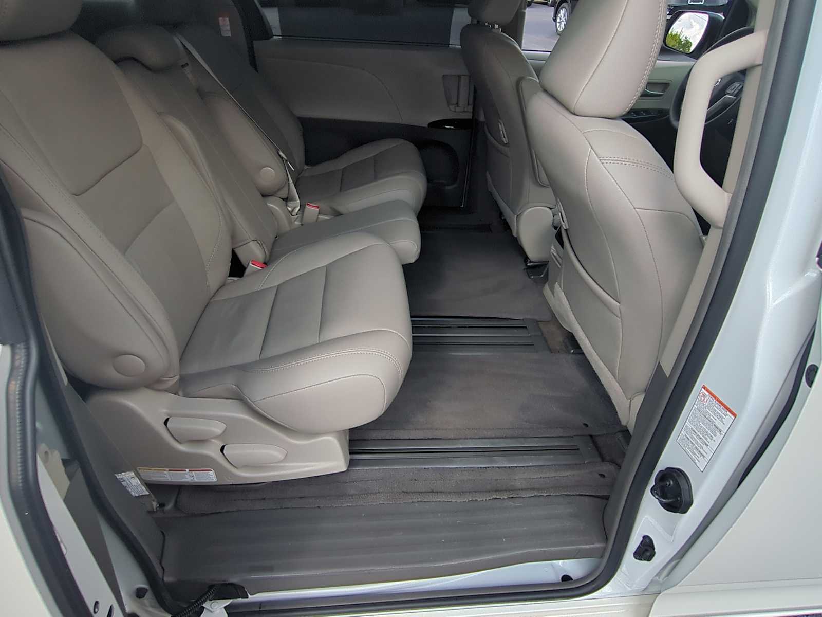 2017 Toyota Sienna XLE 31