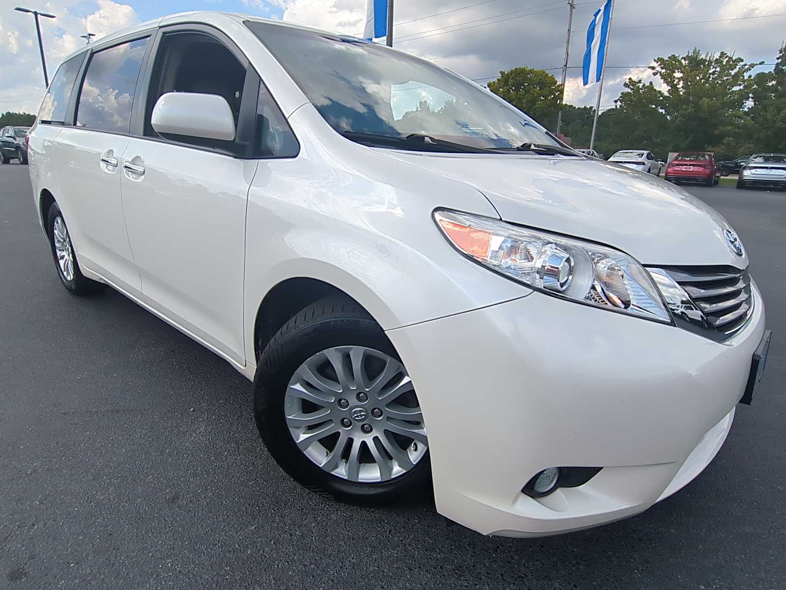 2017 Toyota Sienna XLE 2