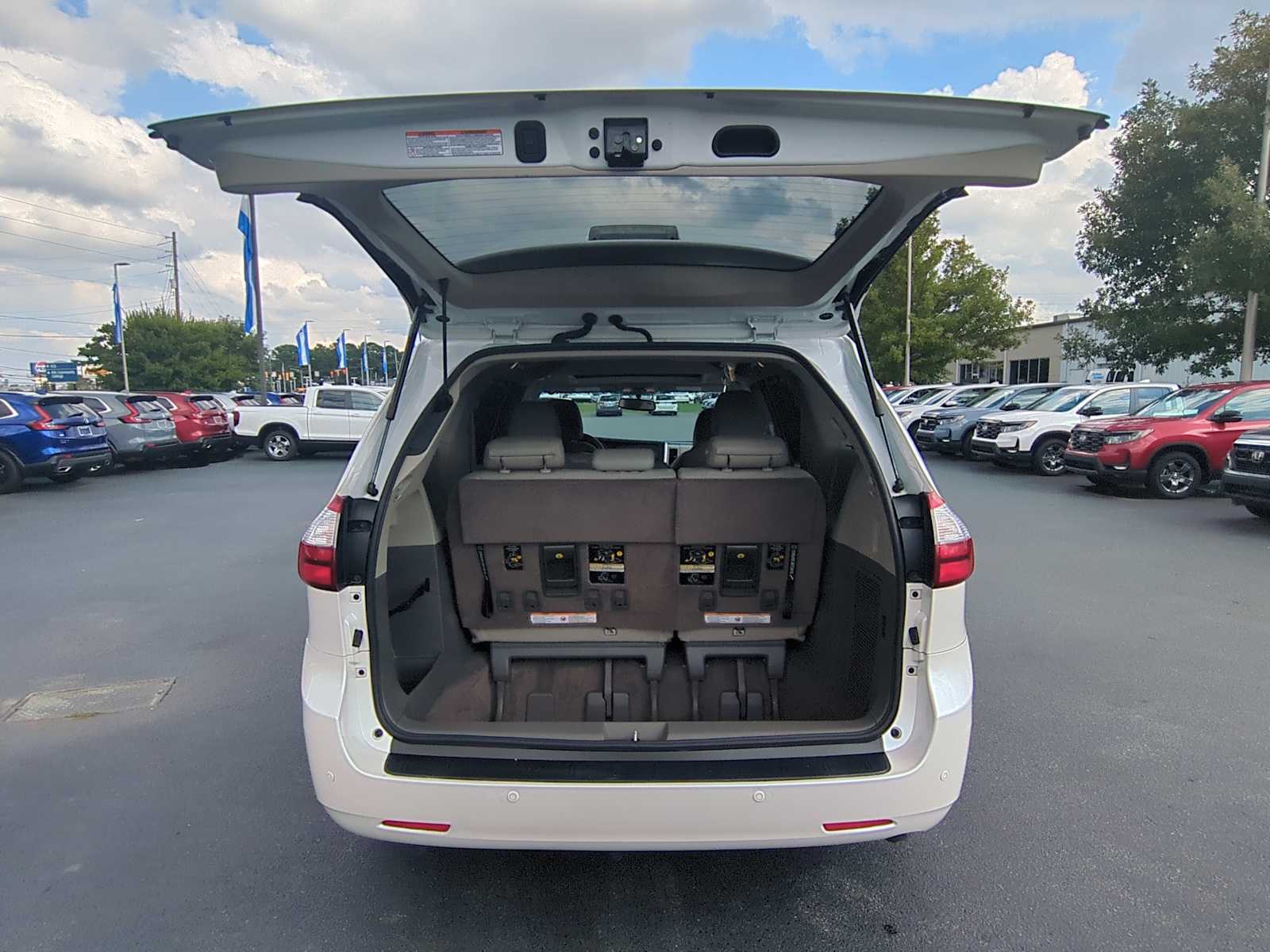 2017 Toyota Sienna XLE 30