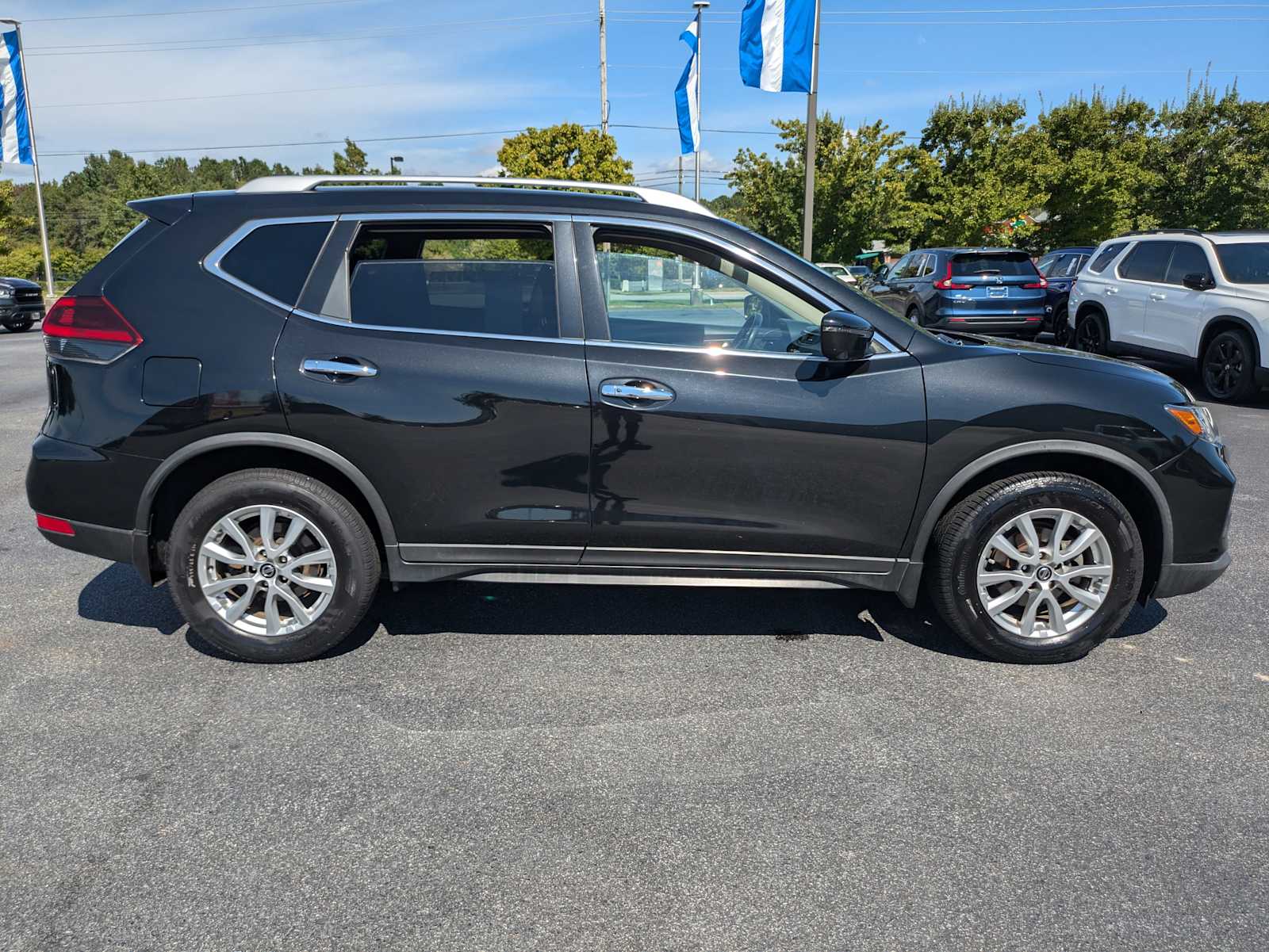 2018 Nissan Rogue SV 10