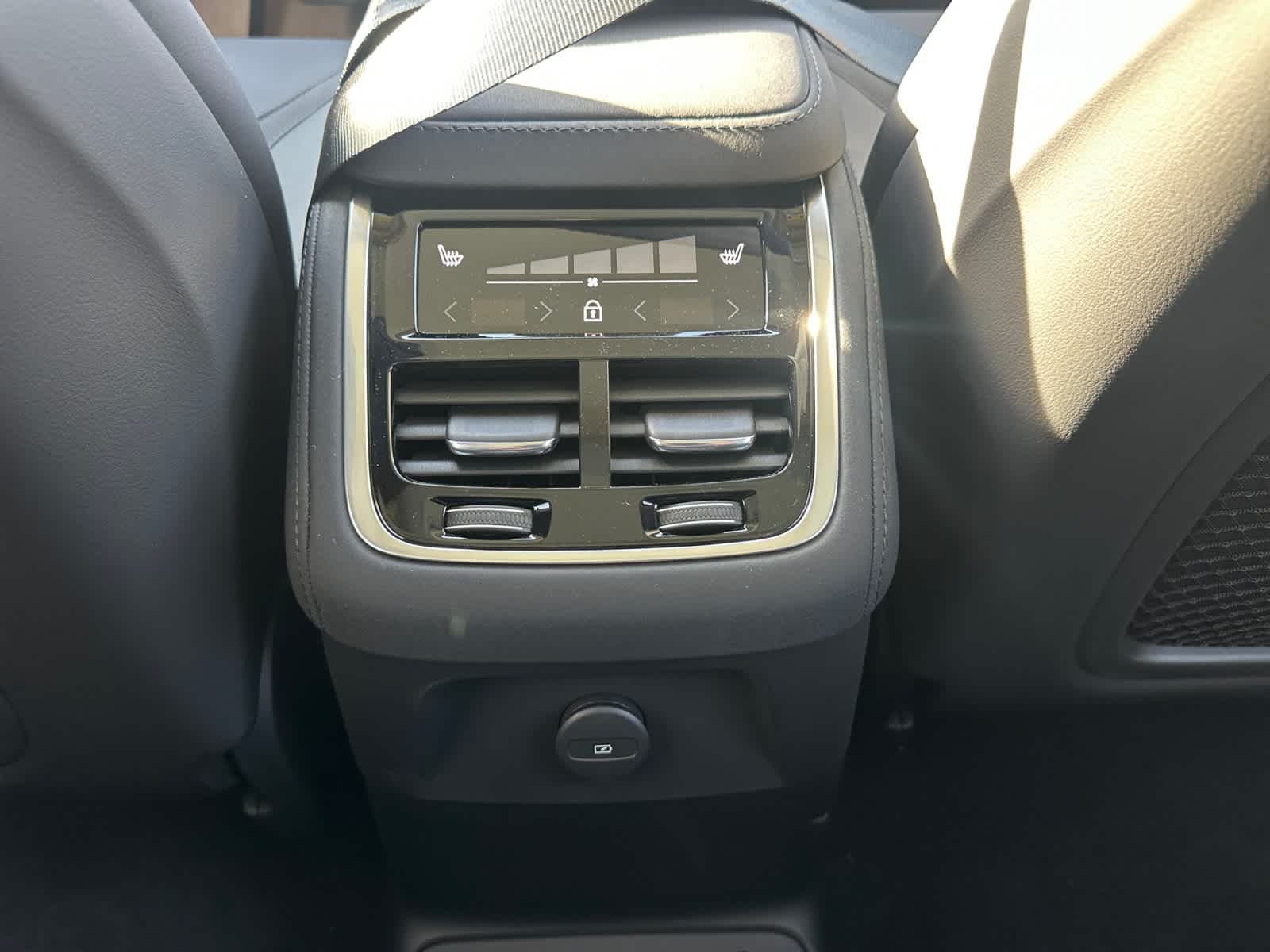 2025 Volvo XC90 Plus - Photo 13