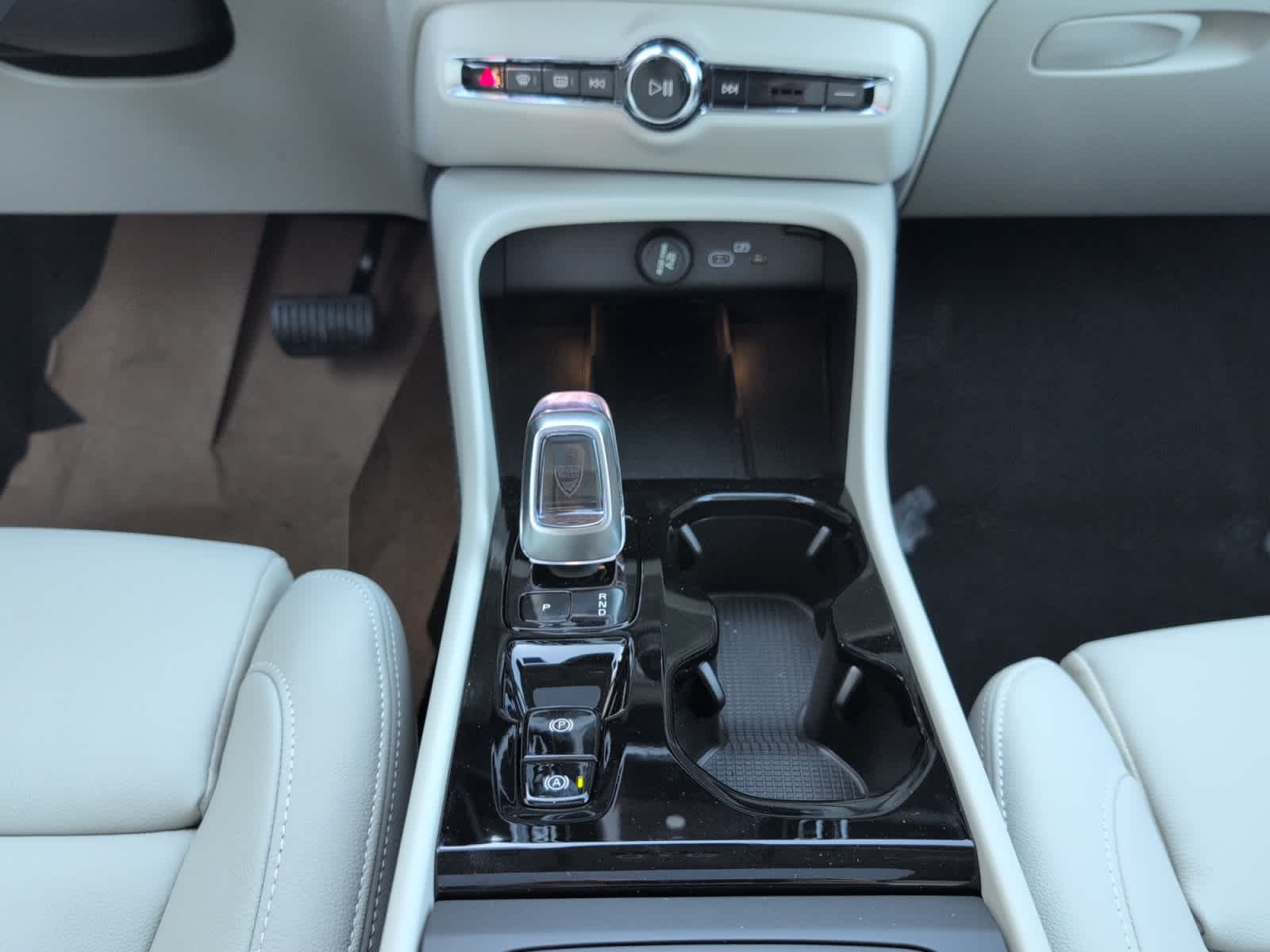 2026 Volvo XC40 Ultra - Photo 16