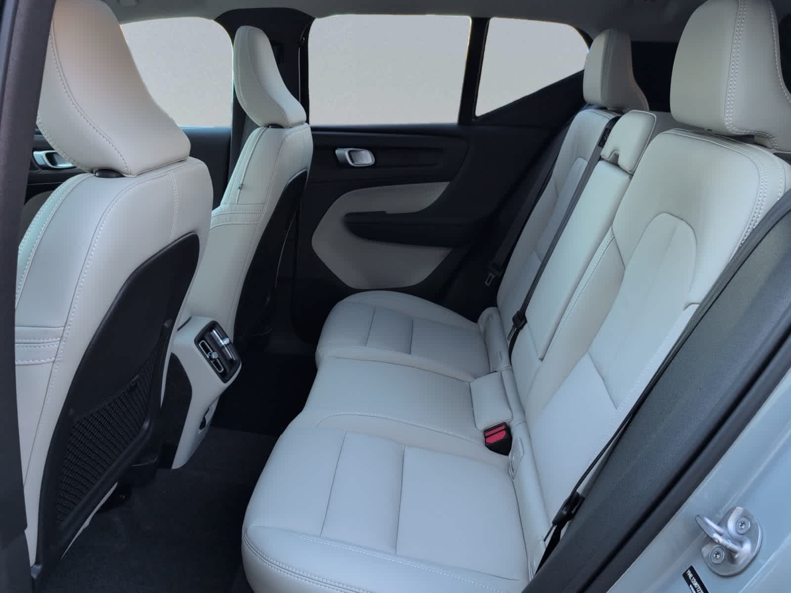 2026 Volvo XC40 Ultra - Photo 18