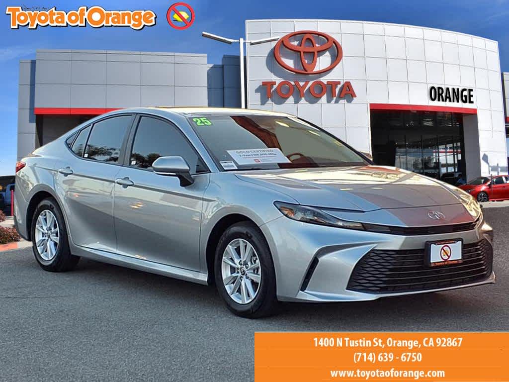 2025 Toyota Camry LE's photo