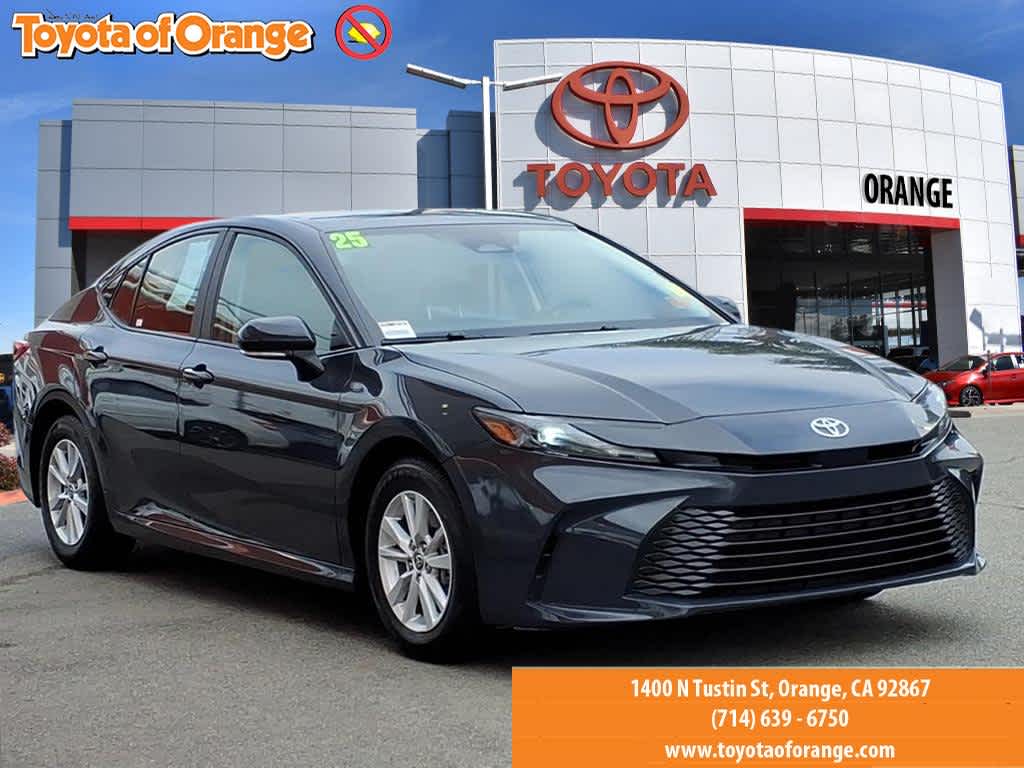 2025 Toyota Camry LE's photo