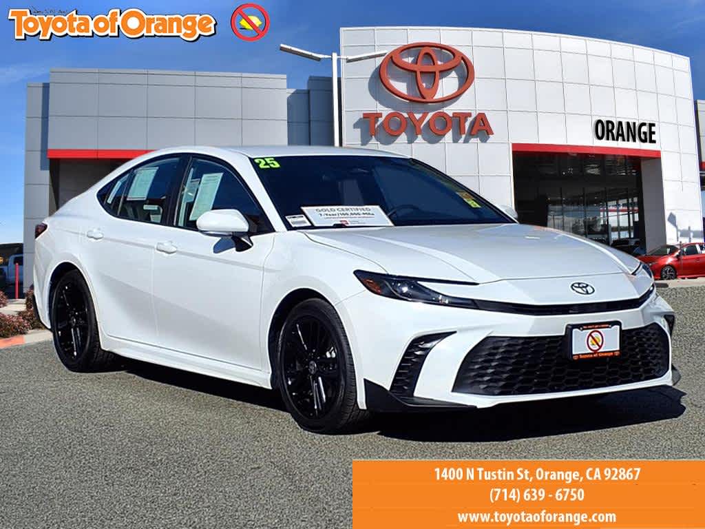 2025 Toyota Camry SE's photo