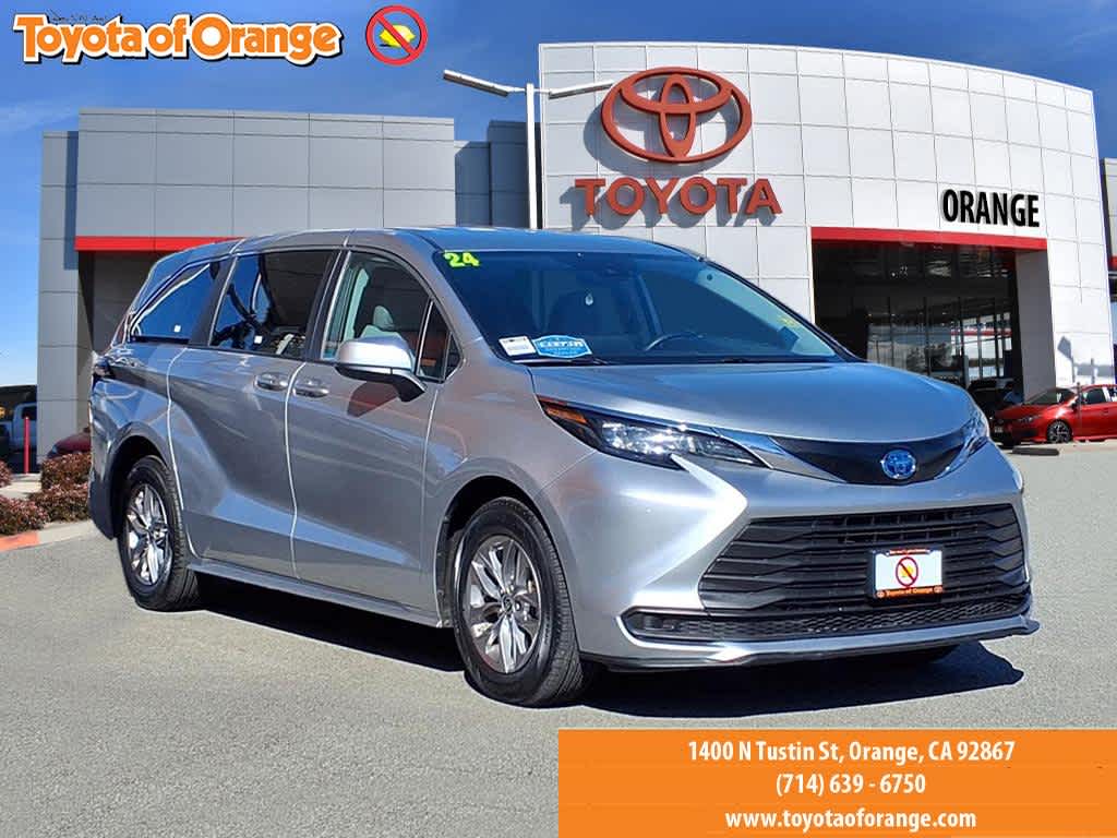 2024 Toyota Sienna LE's photo