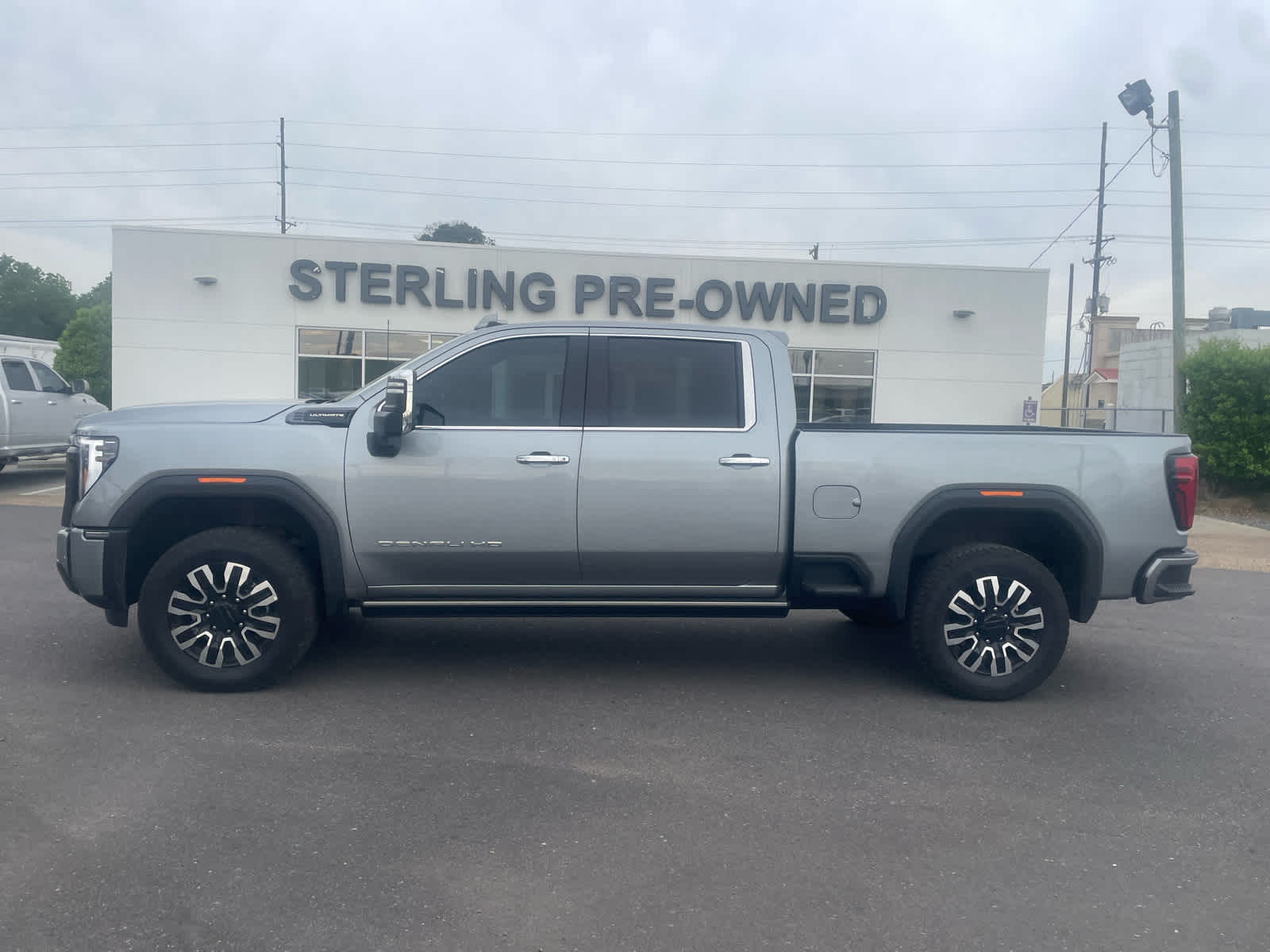 View vehicle photo 2