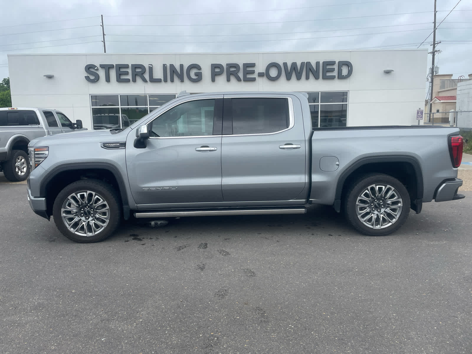 View vehicle photo 2