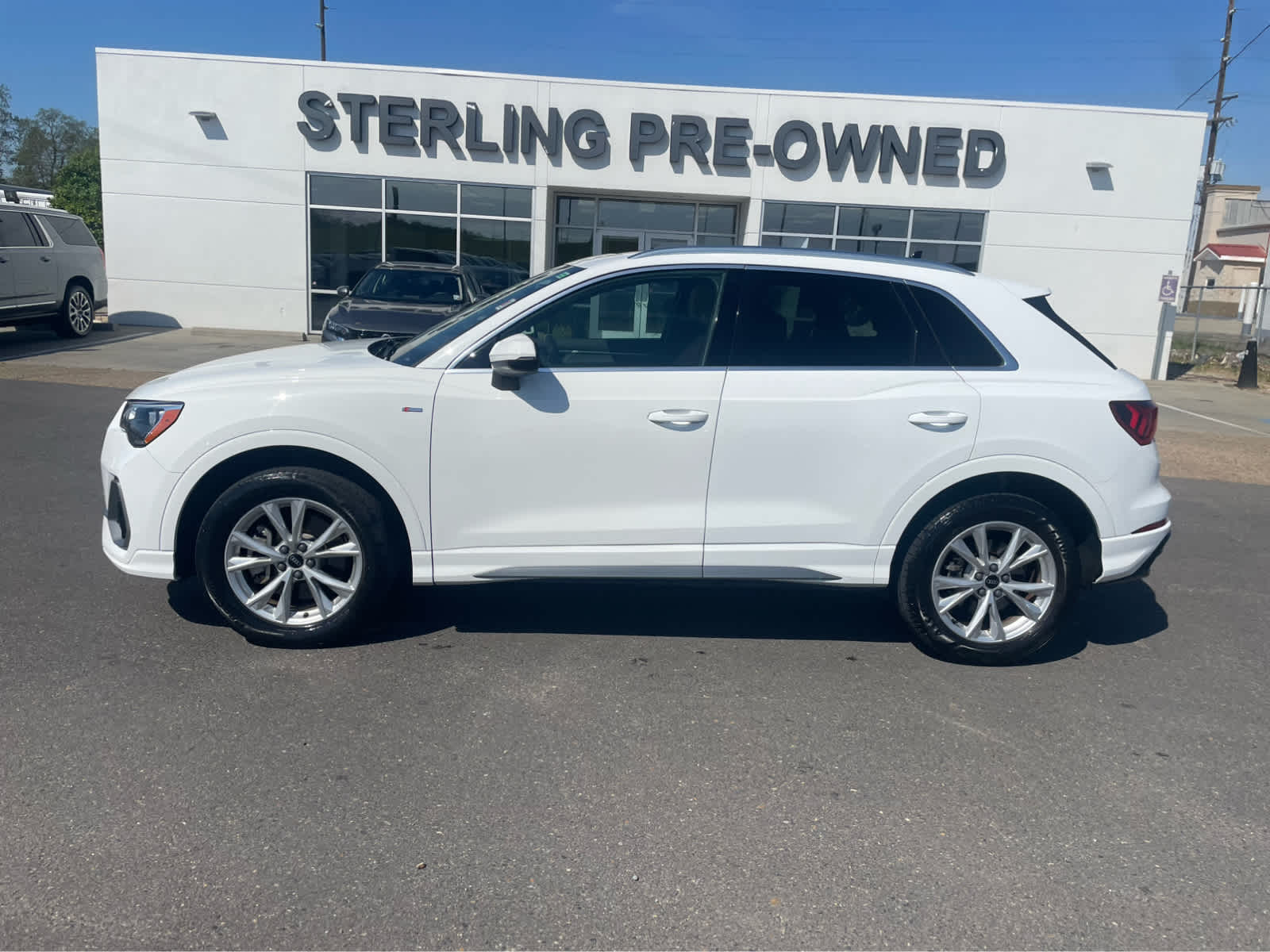 View vehicle photo 2