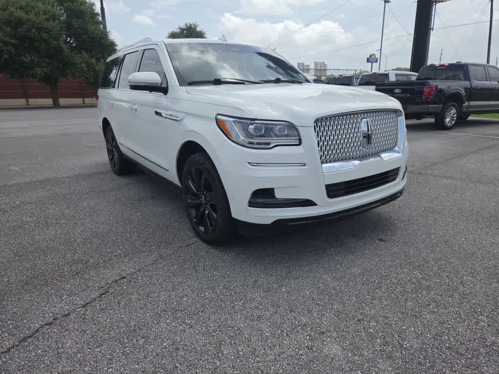 Pristine White Metallic Tri-Coat 2024 Lincoln Navigator SUV / Crossover Four-Wheel Drive Automatic