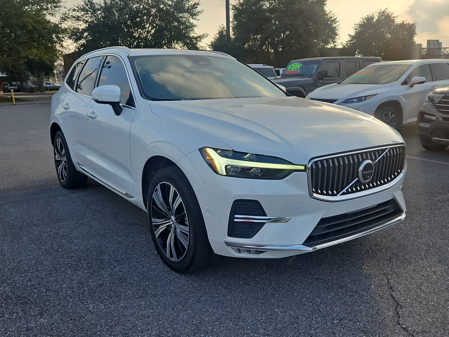 Ice White 2022 Volvo XC60 B5 Inscription FWD SUV / Crossover Front-Wheel Drive 8-Speed Automatic