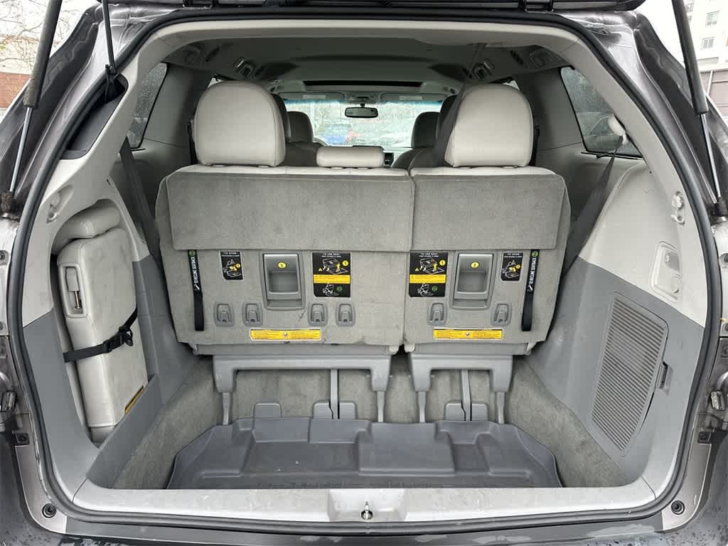 2014 Toyota Sienna XLE 22